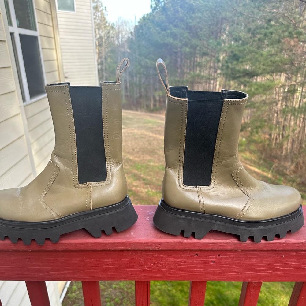 Zara boot . never been worn. very nice comfortable boot. chic  and comfortable